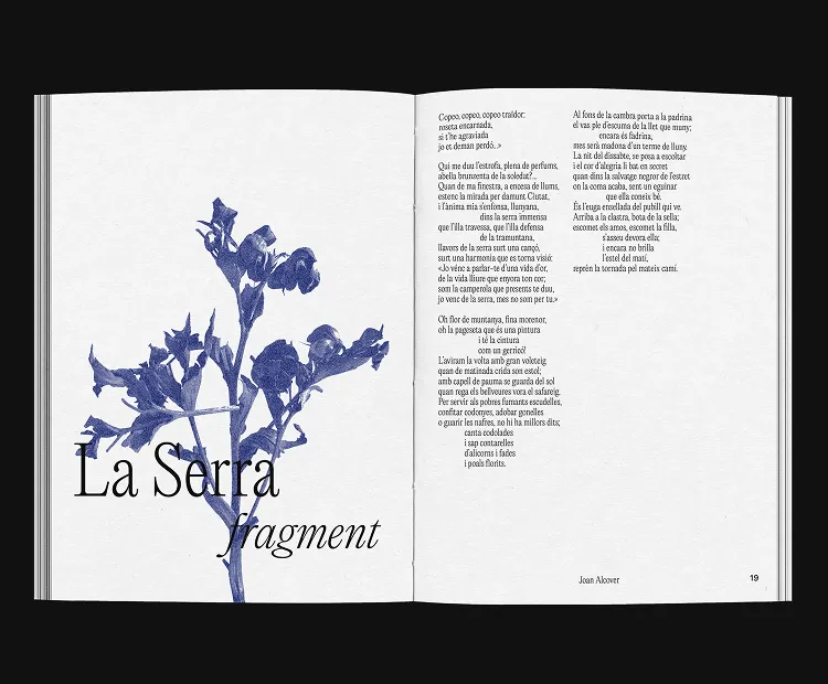 Extract from the Joan Alcover book. On the left page it appears the title of the poem "La Serra" on top of a flower printed in blue, spcifying that it's a poem fragment. On the right side, the poem fragment previously mentioned.